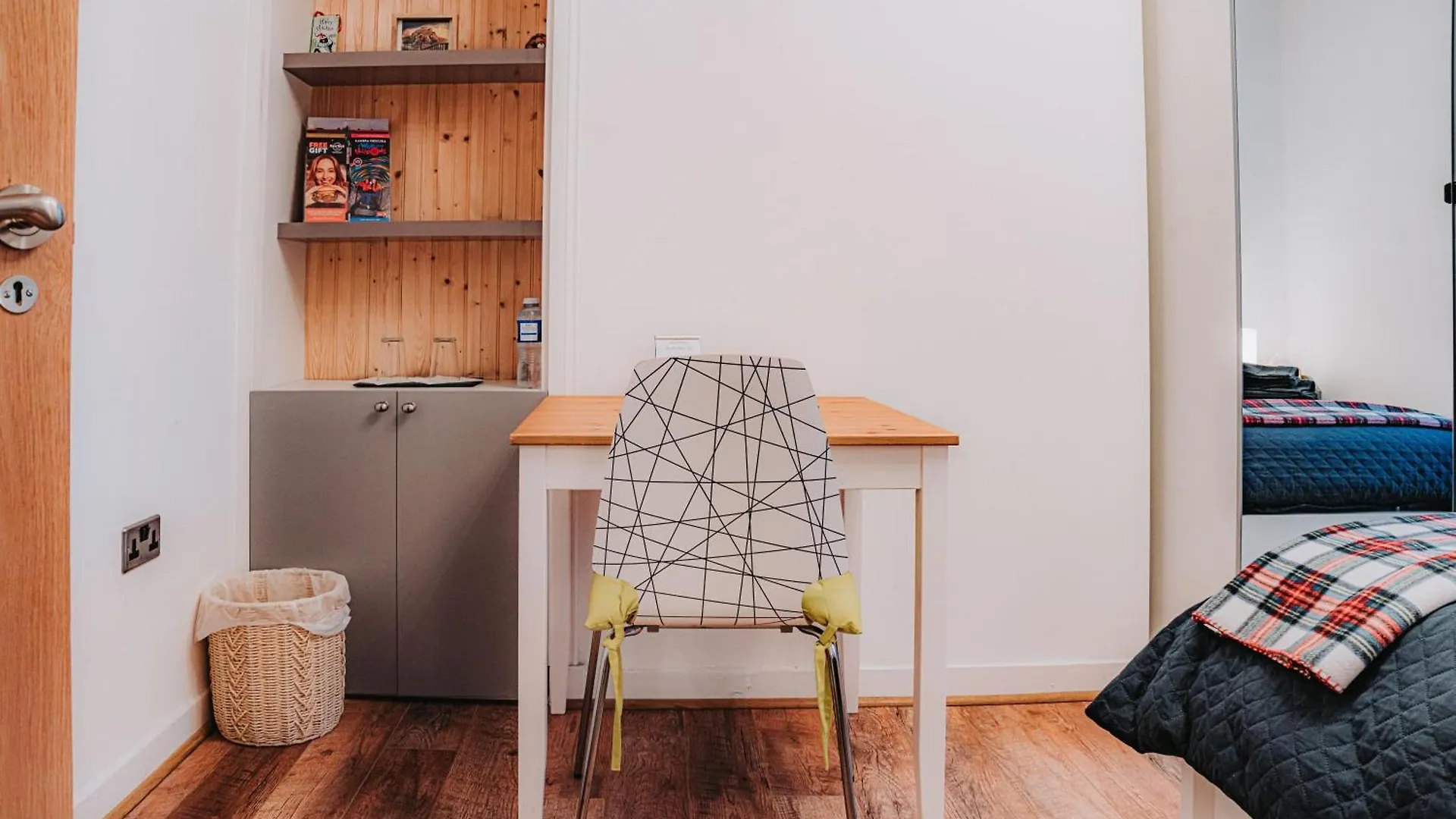 홈스테이 Large Bedroom, Close To Airport And City Centre 에든버러 영국
